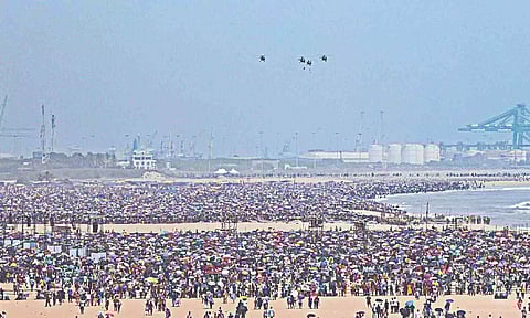People flocked in Marina to witness IAF air show (Hemanathan M)