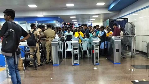 People crowded at the metro station after IAF's air show