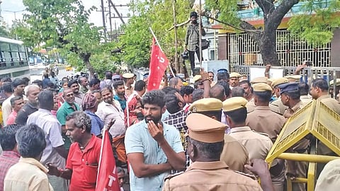 Street vendors attempt to besiege Tiruchy Corporation office on Thursday
