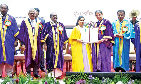 Ravi confers degrees to students at Periyar varsity