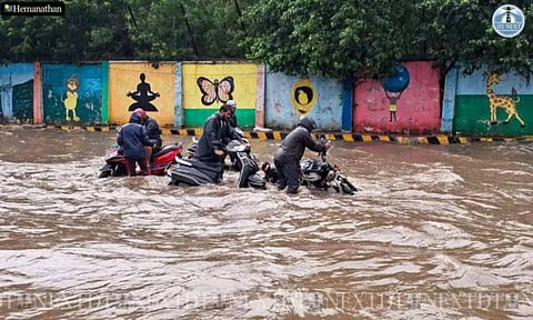Chennaiites grapple through flooding and waterlogging (Hemanathan M)