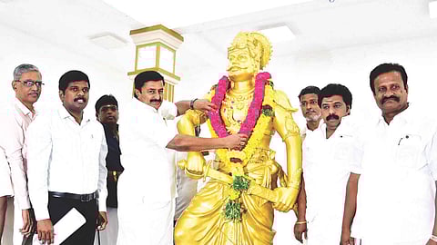 Minister Saminathan garlanding Perumpidugu Mutharaiyar statue at the memorial complex on Saturday