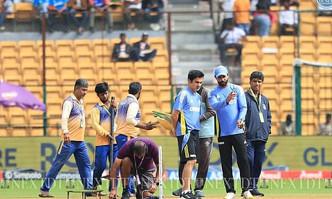 Drizzle stops; play to begin at Chinnaswamy stadium in Bengaluru&nbsp;