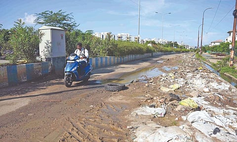 The slushy muddy road forces commuters to use one lane of the road (Photo: Vishal Nagaraj)