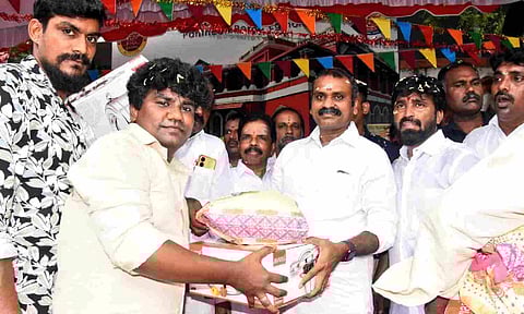 Minister L Murugan celebrating Ayudha Pooja with auto drivers in Egmore