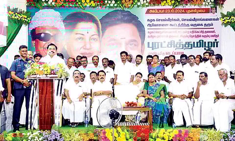 Edappadi Palaniswami addressing the party workers in Salem on Wednesday