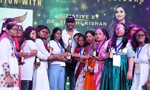 Vishal with acid attack survivors&nbsp;&nbsp;