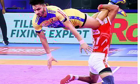 Narender stars as Tamil Thalaivas decimates Gujarat