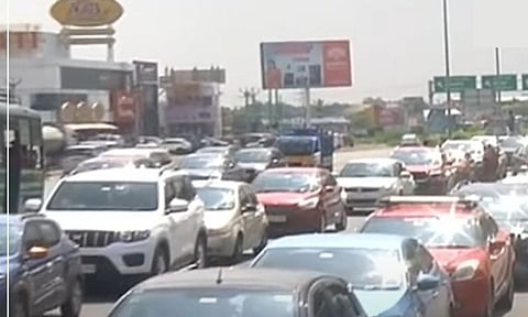 Traffic congestion at Vikravandi (Thanthi TV)