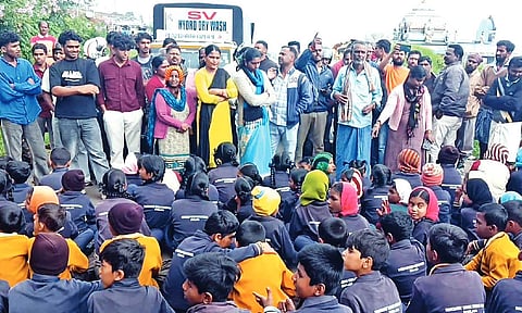 Coimbatore: Students block Kalhatty Road seeking classrooms, traffic hit
