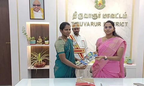 Thiruthuraipoondi Commissioner Durga being felicitated by Tiruvarur Collector T Charusree&nbsp;