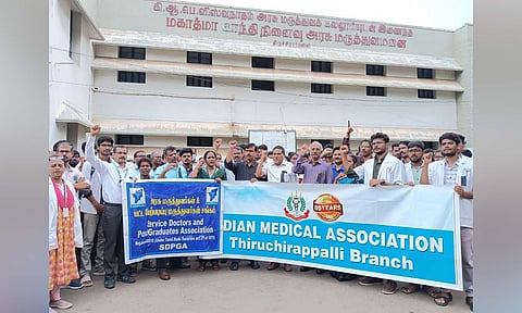 Doctors staging protest at GH in Tiruchy on Thursday&nbsp;