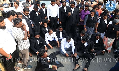 Lawyers of the Madras High Court on Thursday held a road roko outside the court premises&nbsp; (Photo: Hemanathan.M)&nbsp;