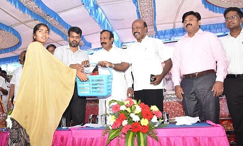 Health Minister Ma Subramanian handing over a nutrition kit to a beneficiary in Talavadi Hills
