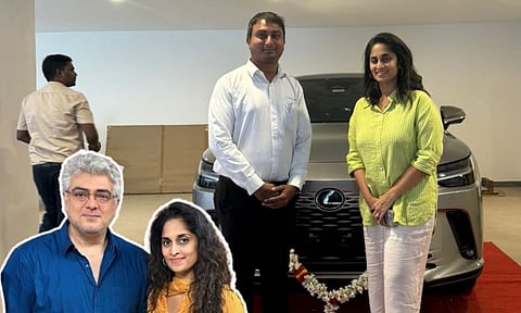 Shalini posing with her new car (Thanthi Tv)