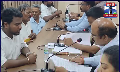 Advocate files complaint at Collector office (Thanthi TV)