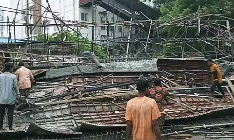 Collapsed iron beam in under-construction bridge at Goripalayam, Madurai (Daily Thanthi)