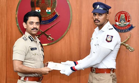 Chennai Police Commissioner A Arun honoured Traffic police constable M Senthil Kumar has smart cop