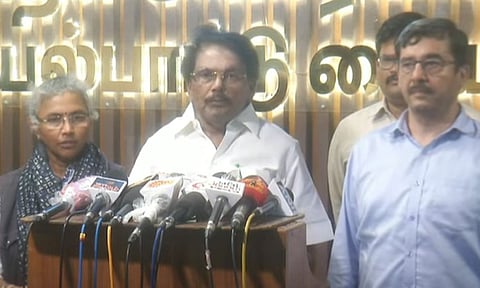&nbsp;KKSSR Ramachandran while addressing the media (Daily Thanthi)