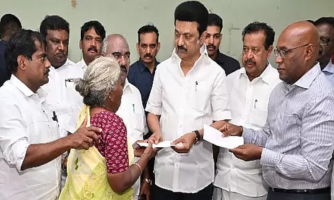 Chief Minister MK Stalin provided assistance to the affected people in Villupuram (Photo: Maalaimalar)
