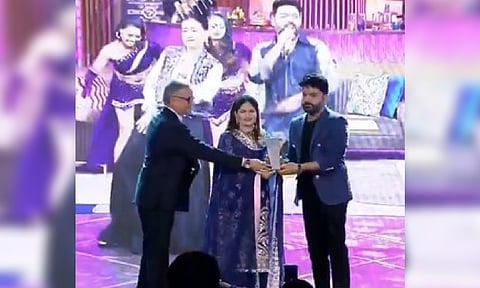 Kapil Sharma receiving the award