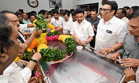 Chief Minister MK Stalin and other politicians paying last respect to EVKS Elangovan