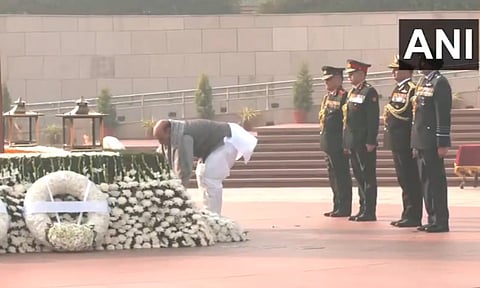 &nbsp;Defence Minister Rajnath Singh lays wreath at the National War Memorial, on the occasion of Vijay Diwas (ANI)