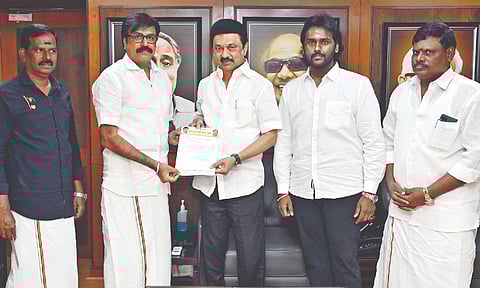 DMDK leaders handing over the invite for party founder Vijayakant’s first death anniversary to DMK president MK Stalin&nbsp;