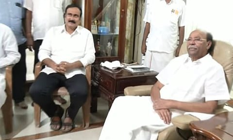 Anbumani meets Ramadoss at Thailapuram (File photo)