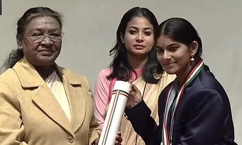 Janane Narayanan receiving the prestigious Pradhan Mantri Rashtriya Bal Puraskar from President Droupadi Murmu