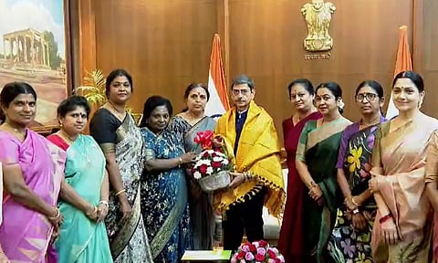 Tamilisai Soundararajan, Kushboo, Radhika, Vijayadharani and others met the Governor at his office in Raj Bhavan