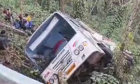 KSRTC bus plunged into a gorge near Pullupara in this hill district early on Monday (Thanthi TV)