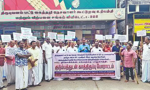 THICO silks weavers stage protest in Thanjavur on Tuesday