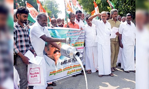 Farmers spill milk on road in Tiruchy on Monday&nbsp;