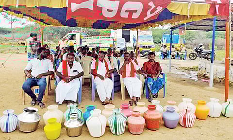Villagers protest with empty pots in Thanjavur on Wednesday&nbsp;