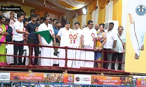 Tamers take on bulls at Alanganallur jallikattu on Kaanum Pongal day