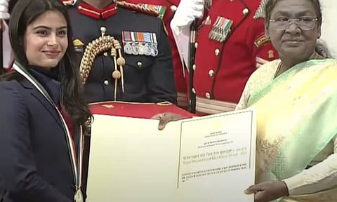 &nbsp;Manu Bhaker receiving the prestigious Major Dhyan Chand Khel Ratna from President Droupadi Murmu in National Sports Awards ceremony here on Friday (Thanthi TV)