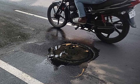 Sewage overflowing from the damaged manhole lid on EVR Periyar Salai&nbsp;