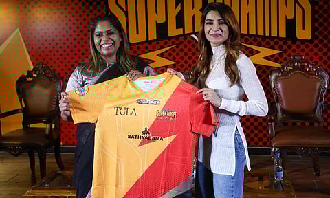 Mariazeena Johnson, Chancellor, Sathyabama University and Samantha Ruth Prabhu with the team's jersey at the launch event&nbsp;