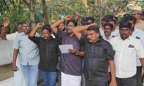 Congress protestors in Mamallapuram ahead of Amit Shah's visit (Daily Thanthi)