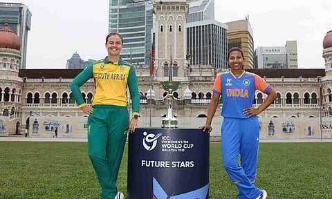 Captains of both the teams pose with the trophy&nbsp;