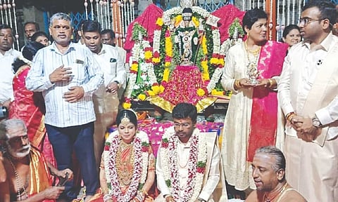 Chengalpattu District Collector Arun Raj marries Dr Kausika at Kandaswamy temple in Tiruporur, OMR, on Monday

