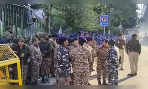 Security personnel deployed outside the Jamia Millia Islamia University in the view of students' protest (PTI)