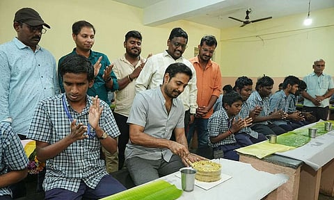 Actor Aari with visually challenged persons