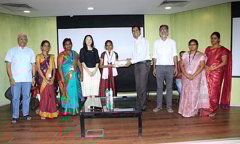 Prof Kamakoti presents a prize during ‘RTC Impressions’ Event at IIT-M Research Park
