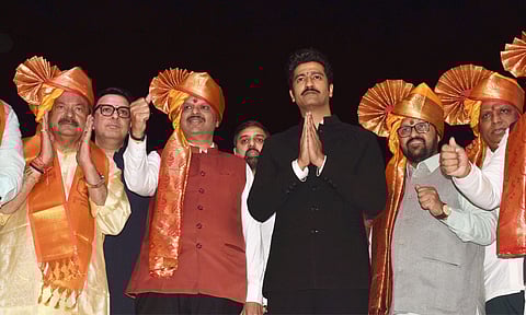 Agra: Maharashtra Chief Minister Devendra Fadnavis, Union Minister of State SP Singh Baghel, bollywood actor Vicky Kaushal, film producer Dinesh Vijan and others during an event organised on the birth anniversary of Chhatrapati Shivaji Maharaj at the Agra Fort (PTI)