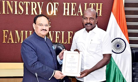 Ma Subramanian handing over a memorandum to Union Health Minister JP Nadda on Tuesday