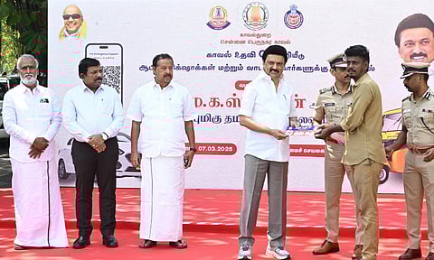 CM Stalin handed over QR codes to auto-rickshaw drivers