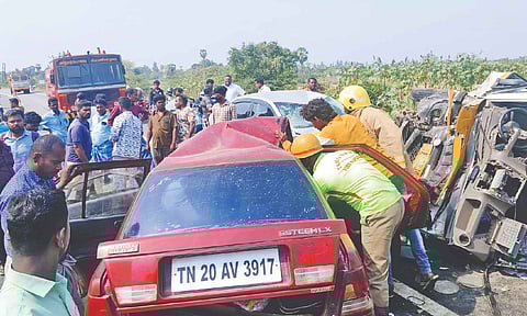 Rescue operations under way on Pudukottai-Karaikudi national highway, on Saturday&nbsp;