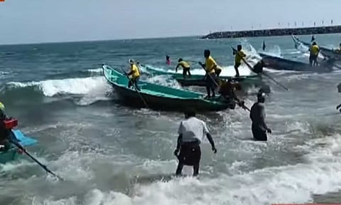 Boat race in Tiruvottiyur (Thanthi TV)